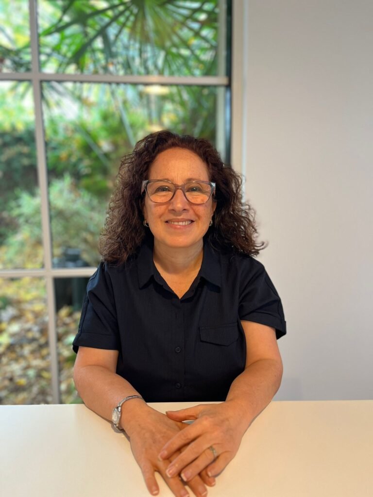 Émilie Benjelloun, sophrologue et relaxologue dans son cabinet à Bénouville